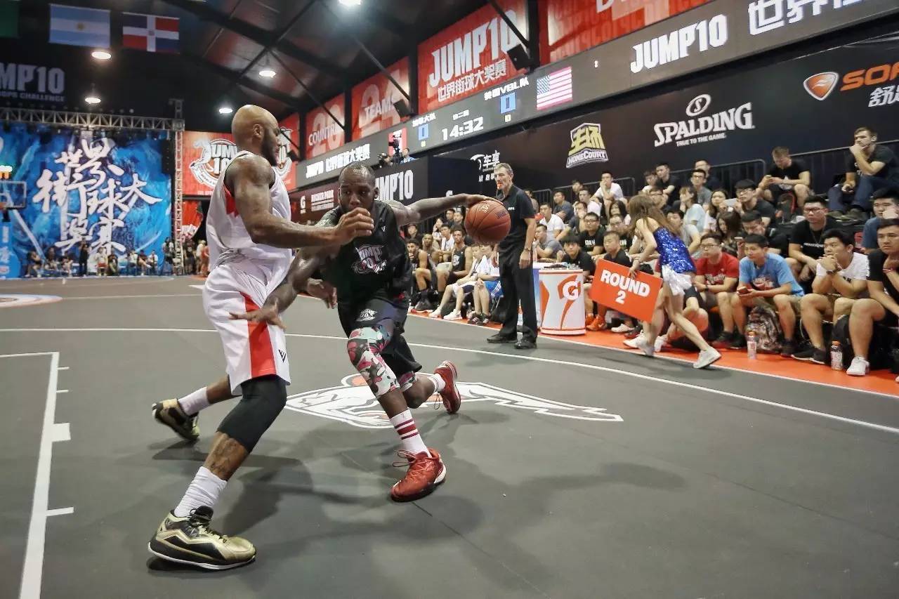 红黑球迷齐 红黑球迷齐